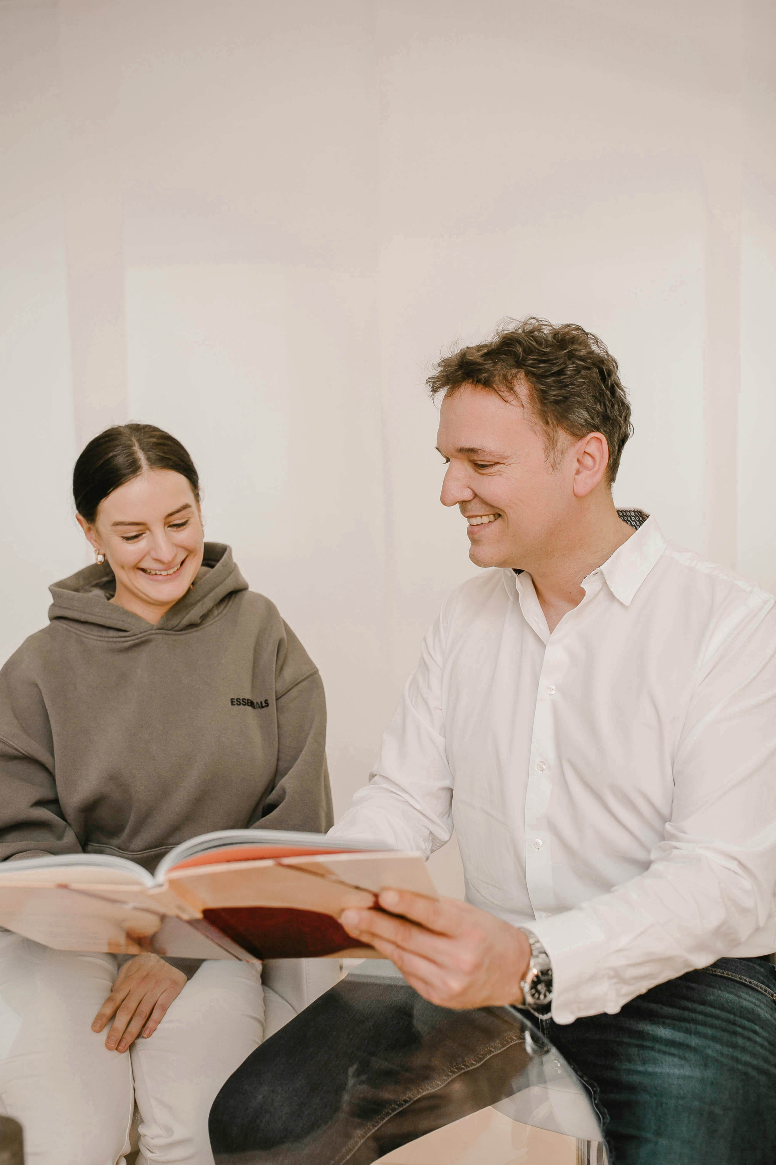 Dr. Döbler und Patientin in Beratungsgespräch