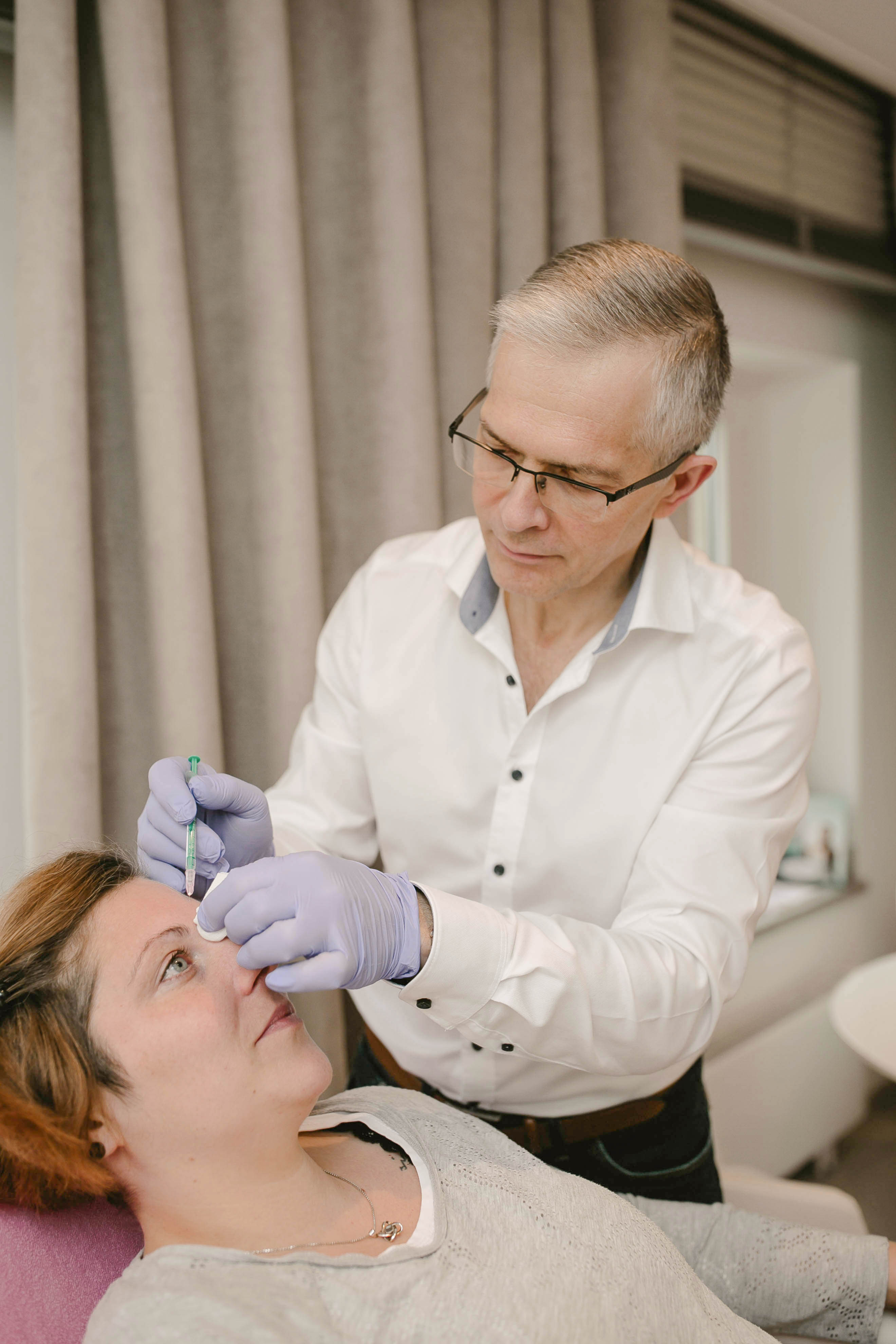 Dr. Lisovets mit einer Patientin in einer Botoxbehandlung