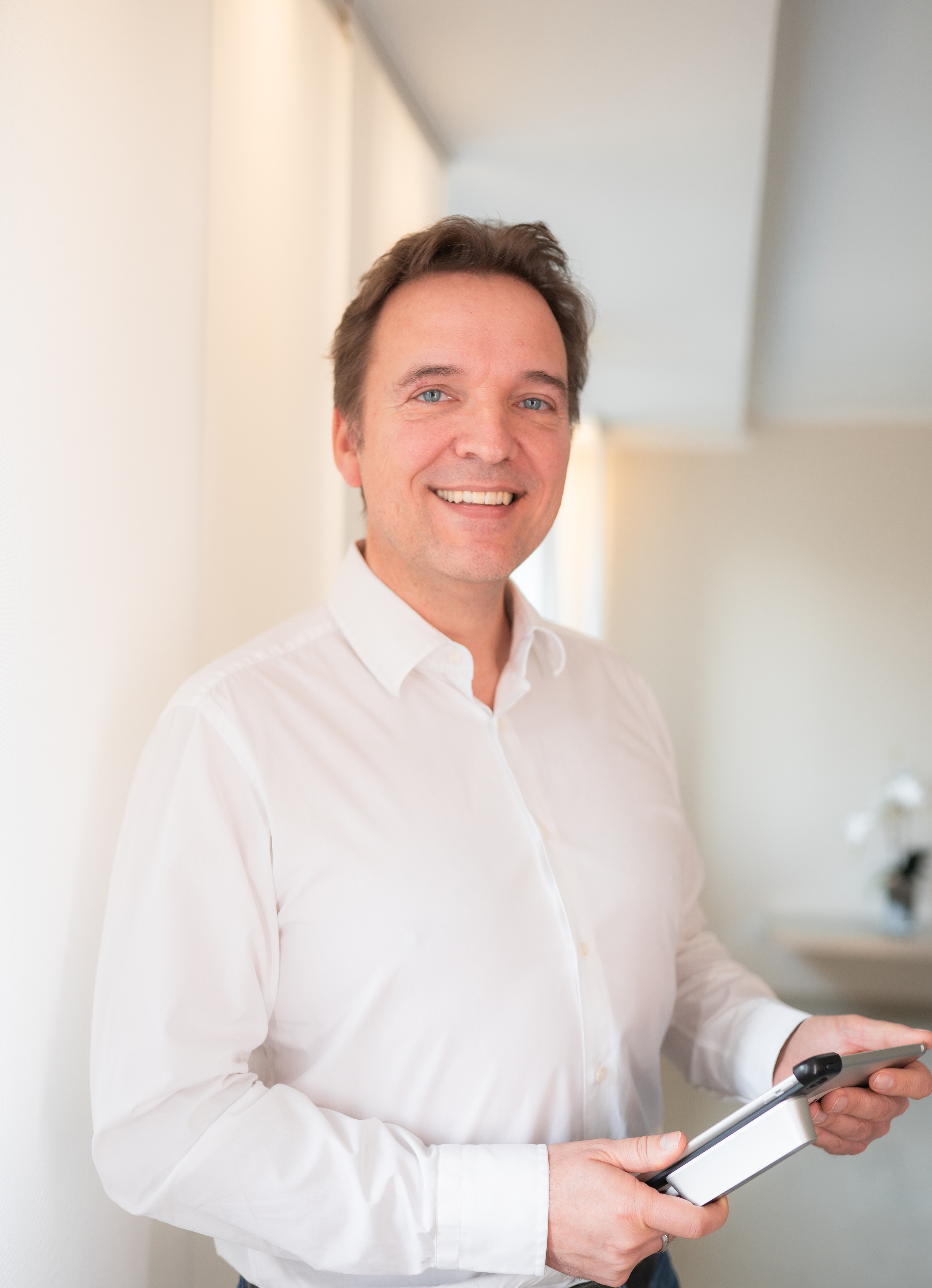 Dr. Christian Döbler in seiner Praxis in Düsseldorf