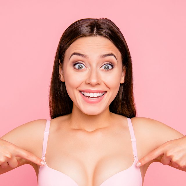 Happy Patientin nach einer Brustvergrößerung mit Eigenfett