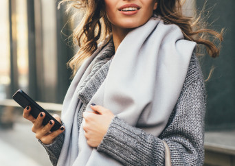 Junge brünette Frau zufrieden nach ihrer Schönheits-OP
