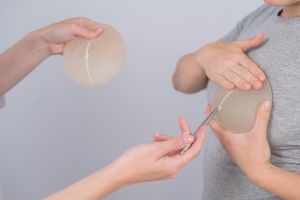 Patientin probiert Probeimplantate aus