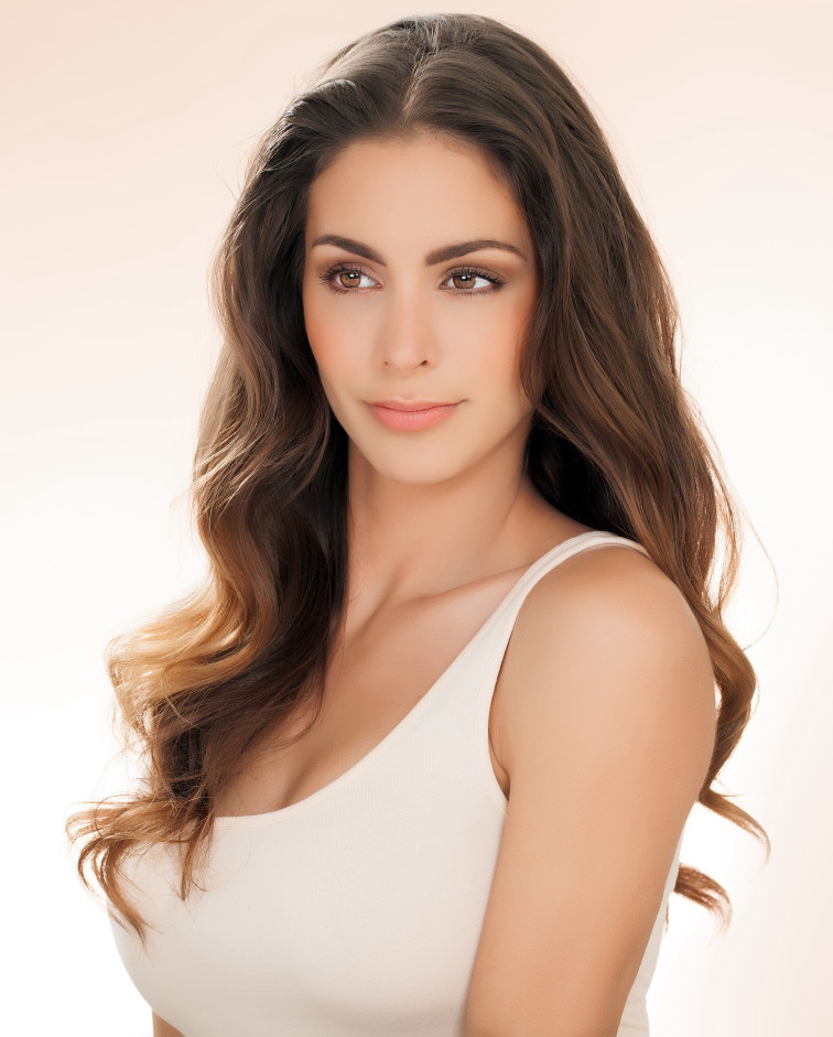 Junge brünette Frau mit Brüsten mit Silikonimplantaten