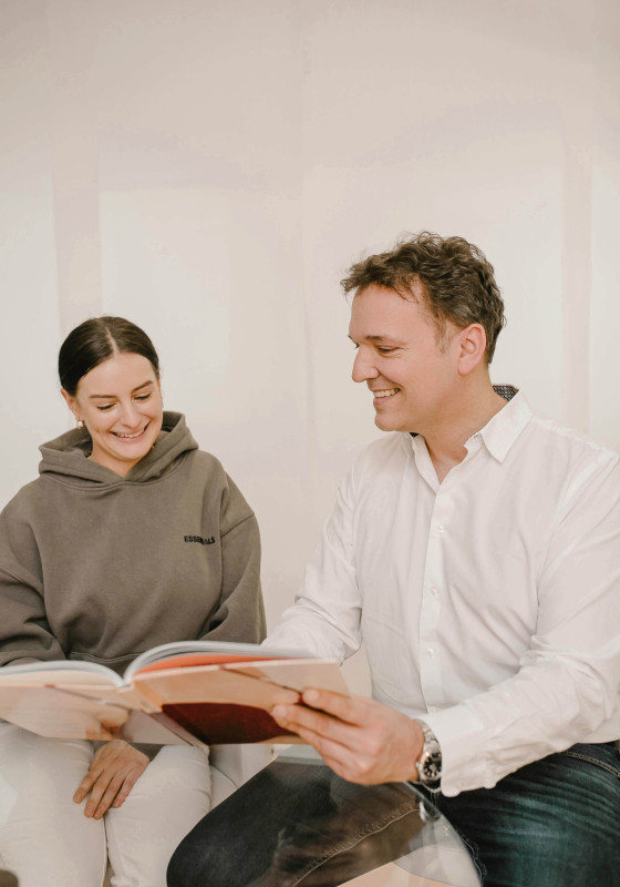 Dr. Döbler und Patientin in Beratungsgespräch