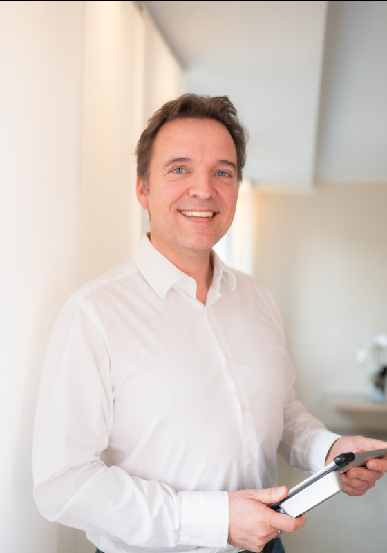 Dr. Christian Döbler in seiner Praxis in Düsseldorf