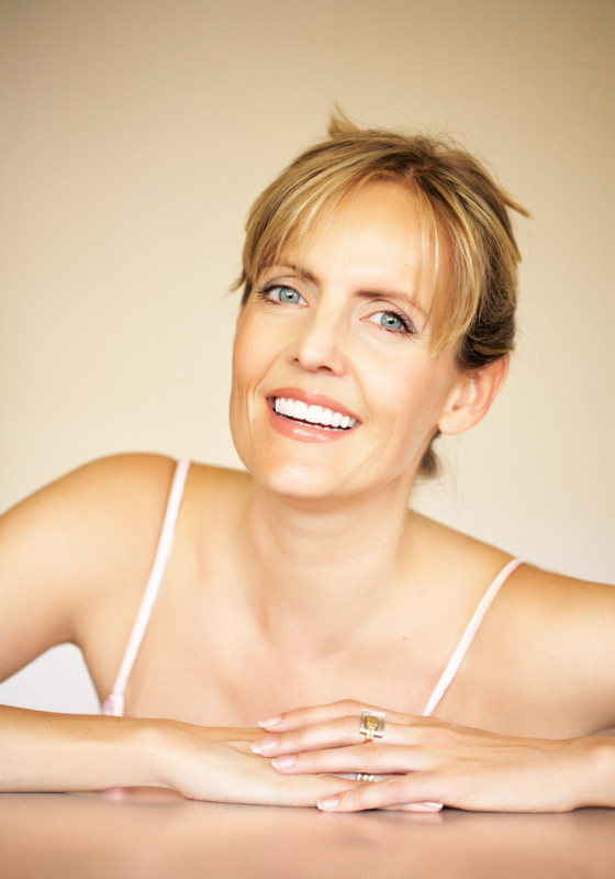 Lächelnde Frau glücklich nach ihrer Liposuktion