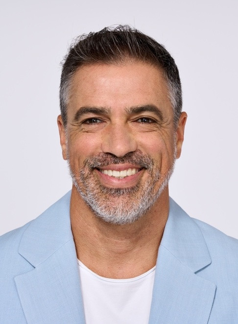 Mann mittleren Alters mit leichten Tränensäcken