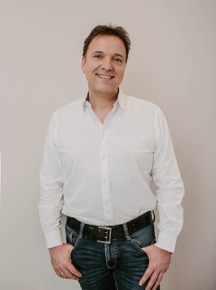 Dr. Christian Döbler in seiner Praxis in Düsseldorf