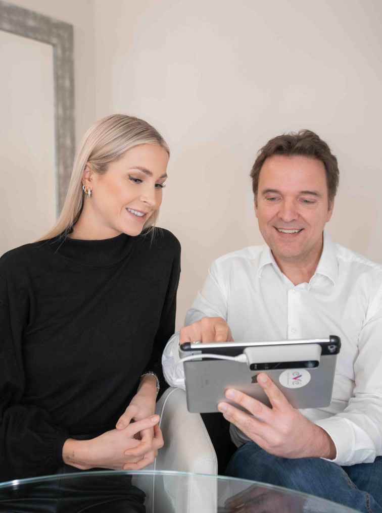 Dr. Christian Döbler mit einer Patientin in Düsseldorf
