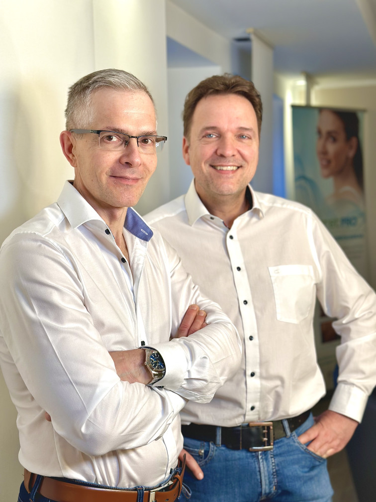 Dr. Christian Döbler und Dr. Roman Lisovets in der Praxis in Düsseldorf