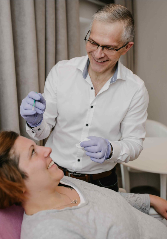 Dr. Roman Lisovets mit einer Patientin während einer Faltenbehandlung in Düsseldorf