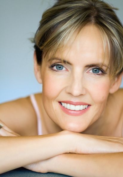 Frau lächelt in die Kamera nach ihrem Facelift