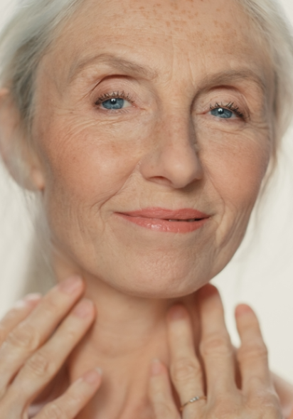 Frau mittleren Alters freut sich an ihrem Halslifting