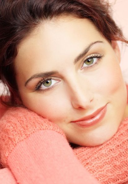 Junge hübsche Frau nach ihrer Oberlidstraffung