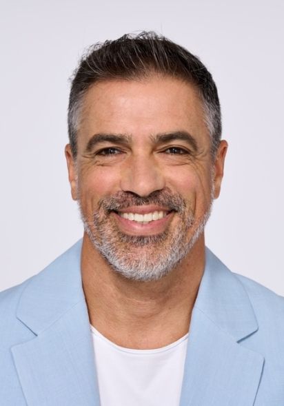 Mann mittleren Alters mit leichten Tränensäcken