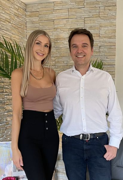 Dr. Döbler mit glücklicher Patientin nach erfolgreicher Brust-OP