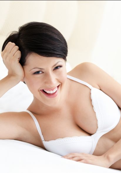 Junge Frau glücklich im BH nach ihrer Brustverkleinerung