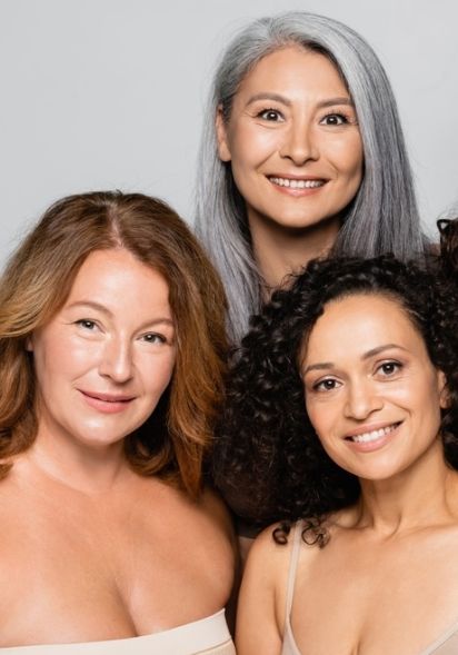 Drei Frauen mit unterschiedlichen Hauttypen glücklich nach ihrer Faltenbehandlung