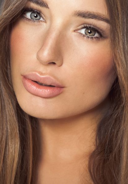 Junge brünette Frau mit vollen Lippen