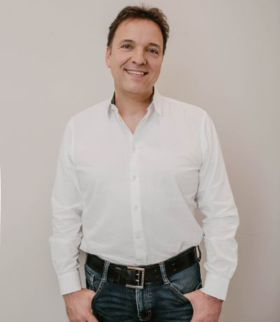 Dr. Christian Döbler in seiner Praxis in Düsseldorf