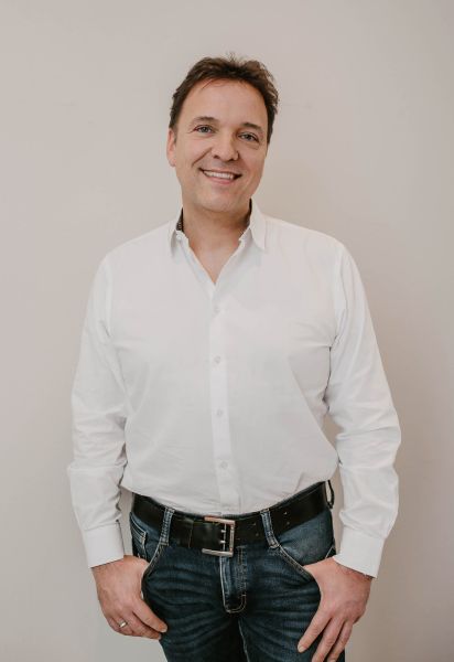 Dr. Christian Döbler in seiner Praxis in Düsseldorf