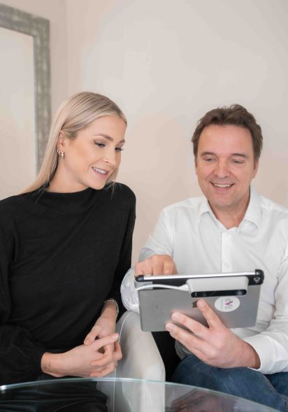 Dr. Christian Döbler mit einer Patientin in Düsseldorf