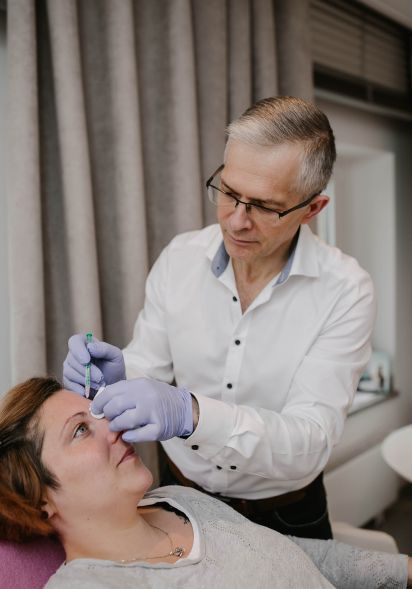 Dr. Roman Lisovets mit Patientin während Botox Unterspritzung in Stirn