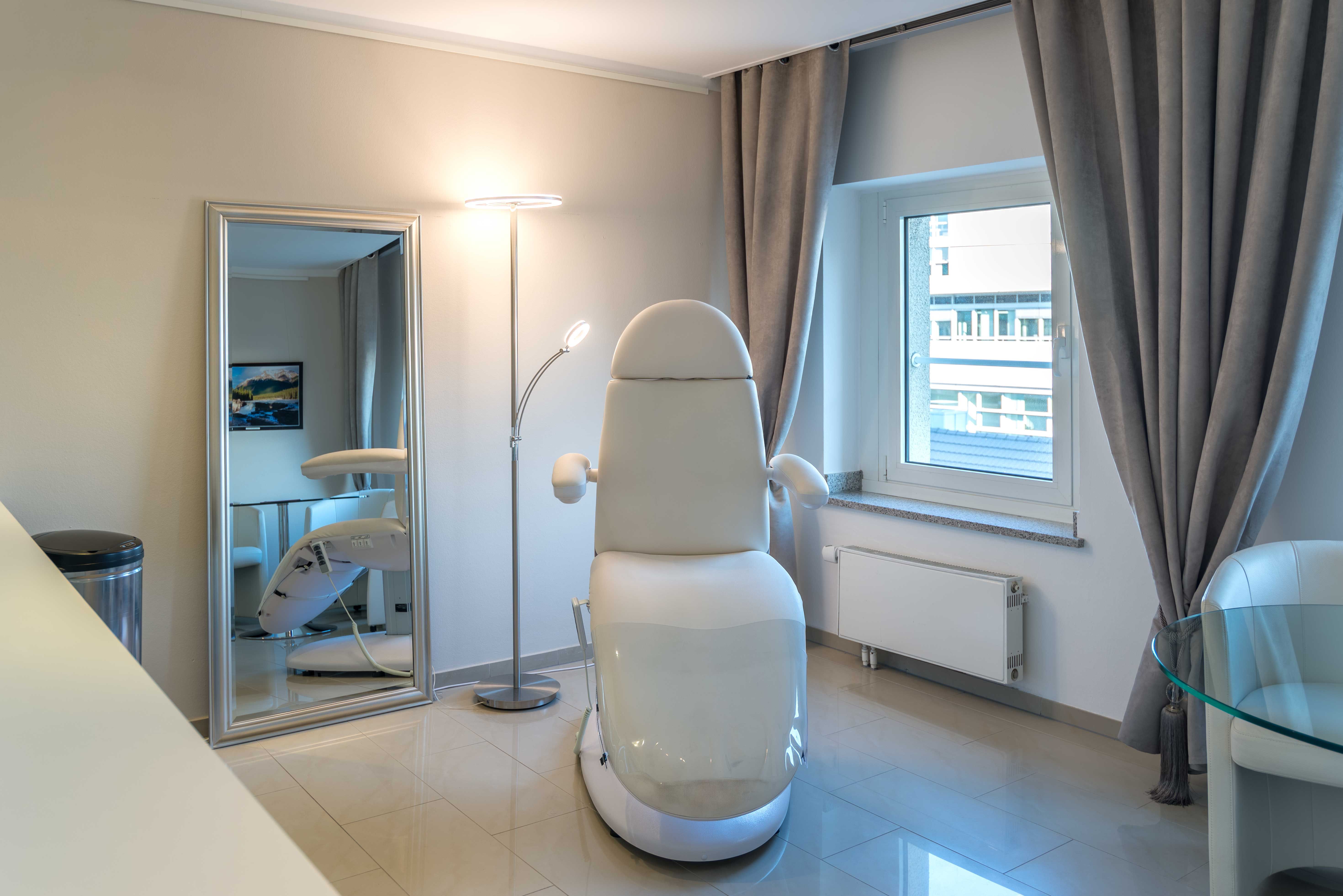 Behandlungszimmer mit Arztstuhl in der Praxis in Düsseldorf