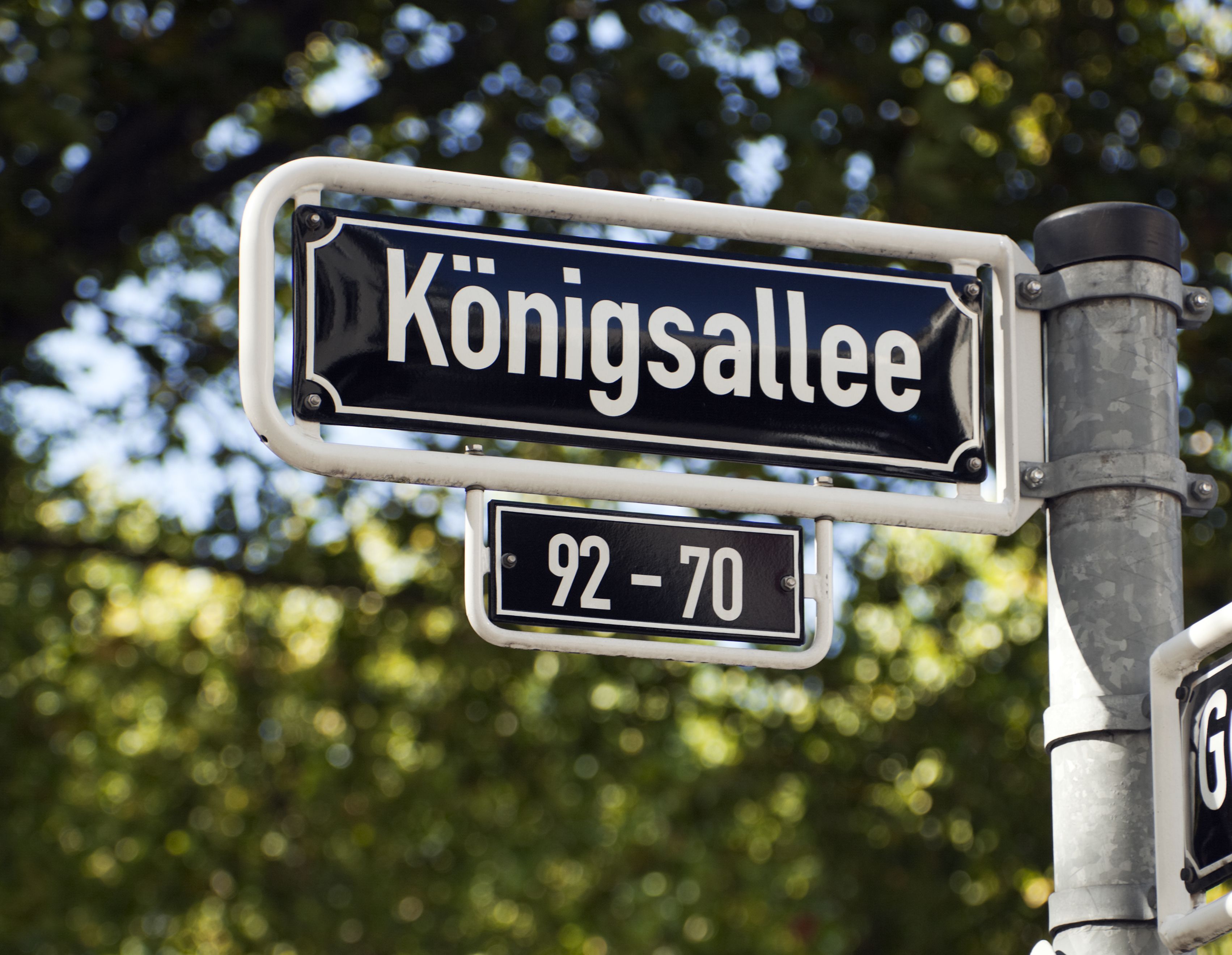 Straßenschild der Königsallee in Düsseldorf